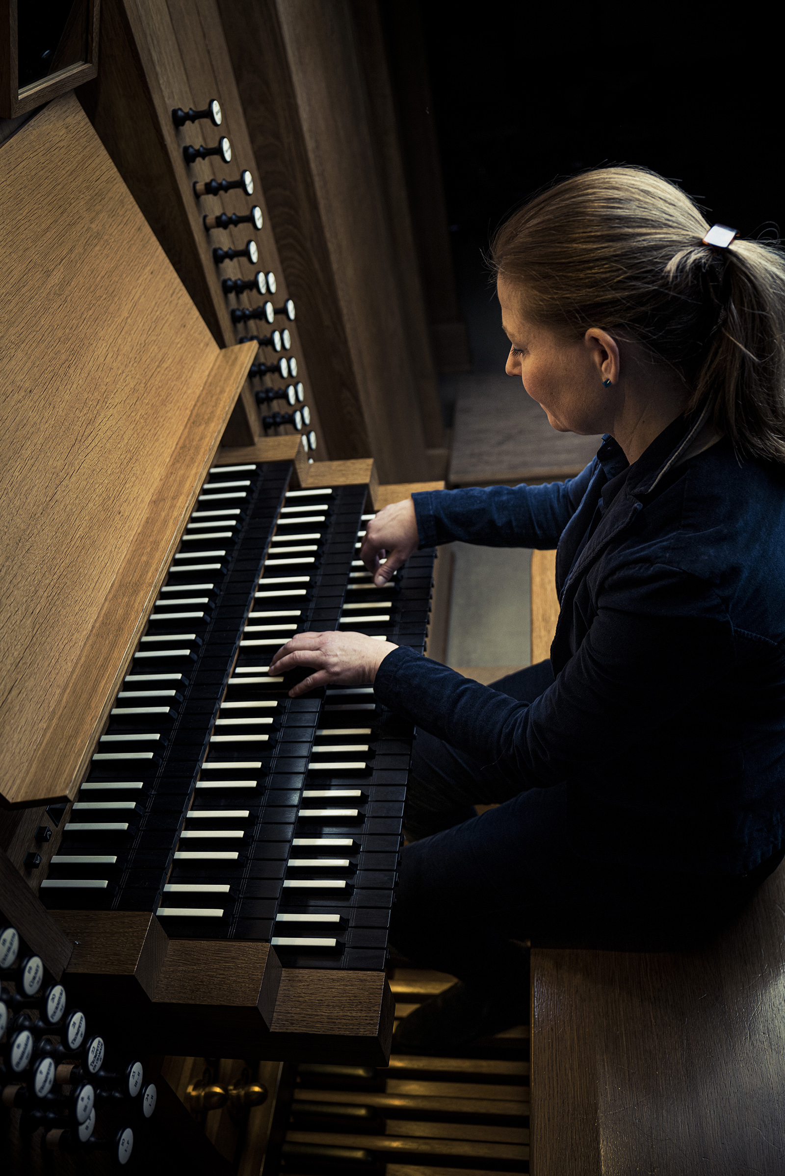 Anke Willwohl an der Heiligkreuz Orgel
